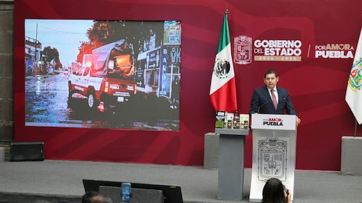 Alejandro Armenta entrega apoyos a damnificados por las lluvias en Puebla