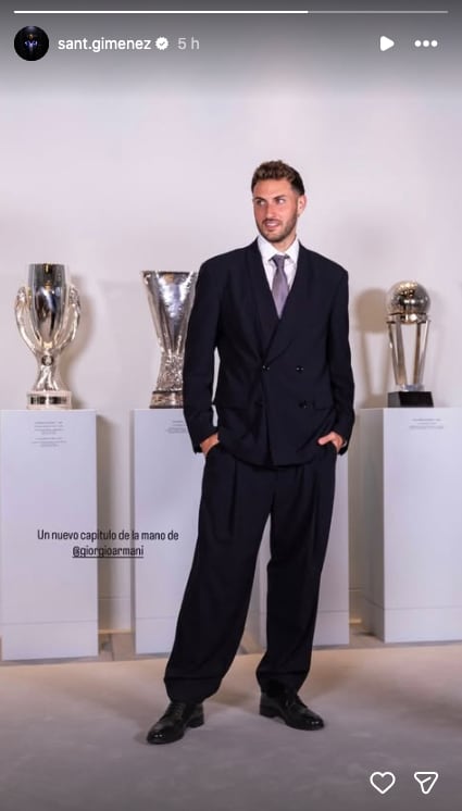 Santiago Giménez vistió un traje Armani al firmar con el Porto