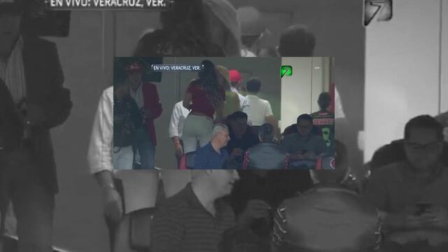  Juan Carlos Osorio atento al partido pese a distracciones