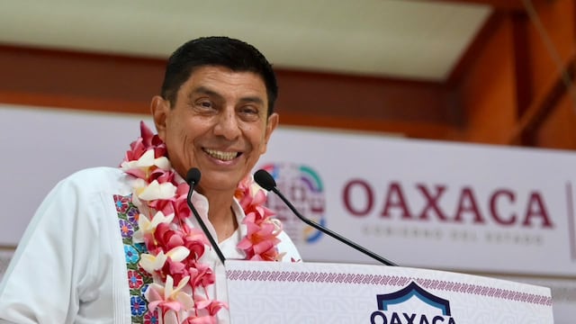 Salomón Jara entrega más de 4 mil apoyos.