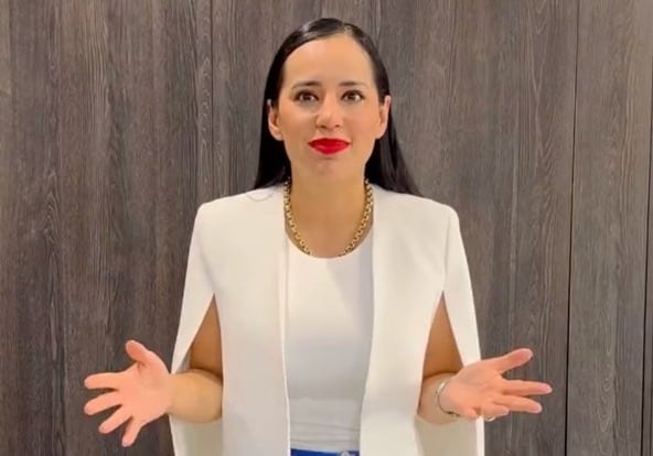 Sandra Cuevas promete viaje a niños que tengan una foto con ella
