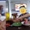 VIDEO: Perrito se escapa de casa para ir a desayunar con la vecina