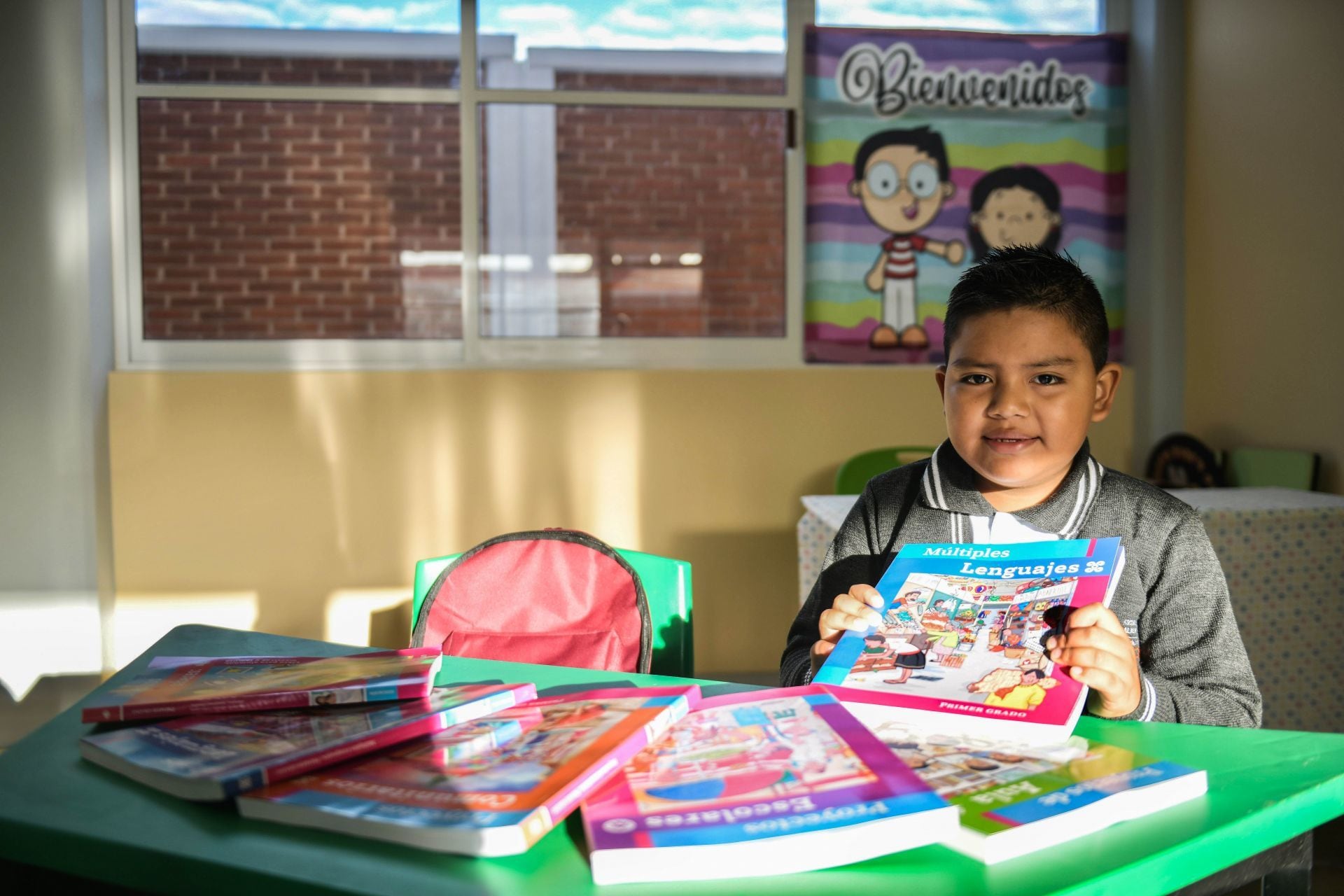 Miles de niños inician el ciclo escolar 2023-2024, con los nuevos libros de texto gratuitos que repartió la SEP