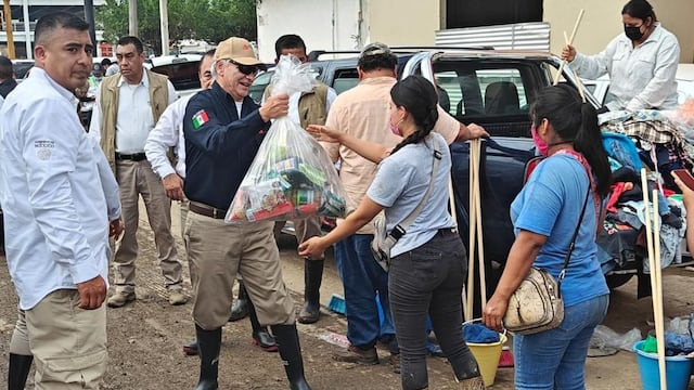 Pemex encabeza entrega de ayuda humanitaria en Poza Rica tras las inundaciones