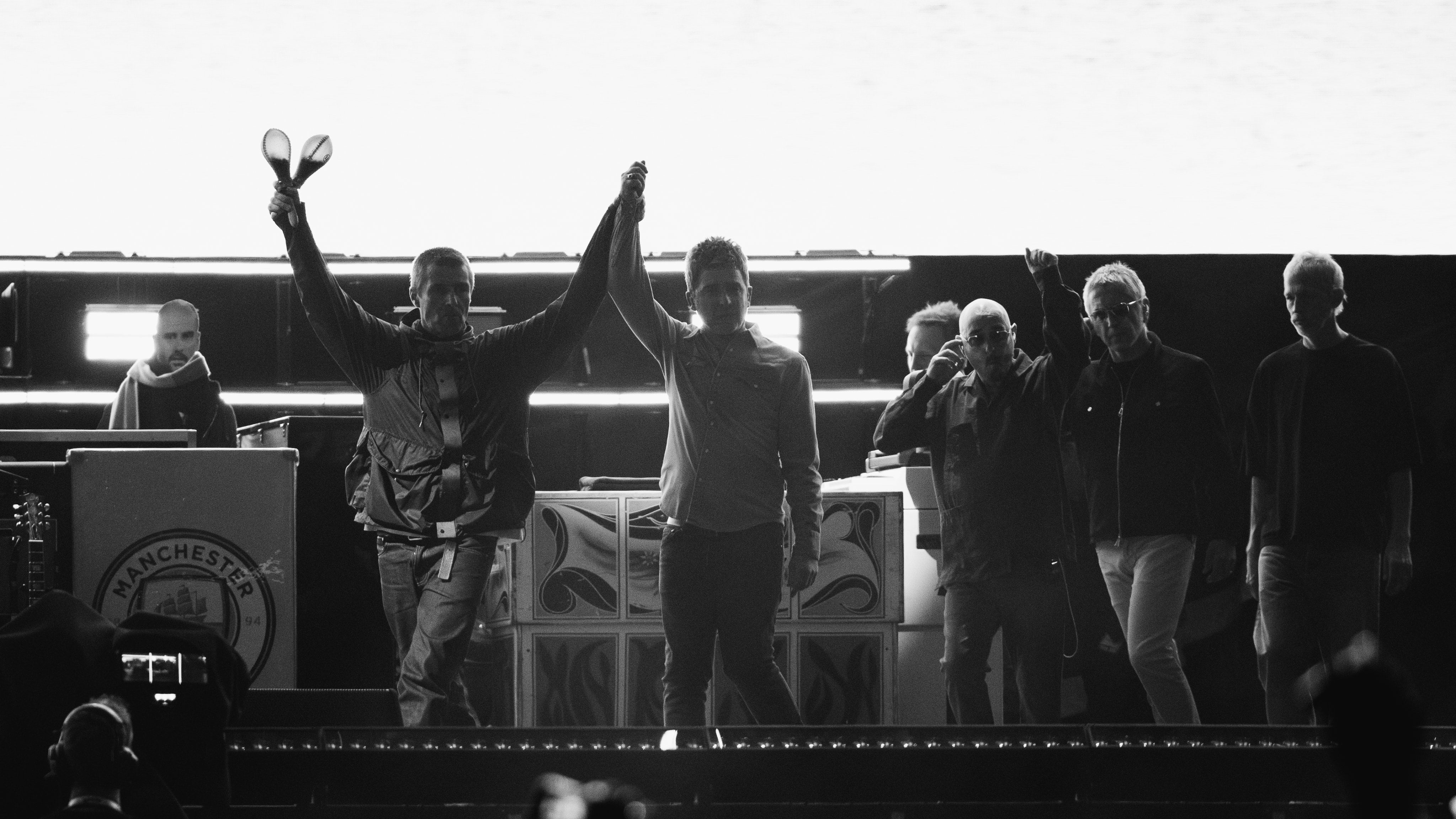 La primera foto de Noel Gallagher en el concierto de Oasis de 2025 que lo reunió con su hermano en 16 años