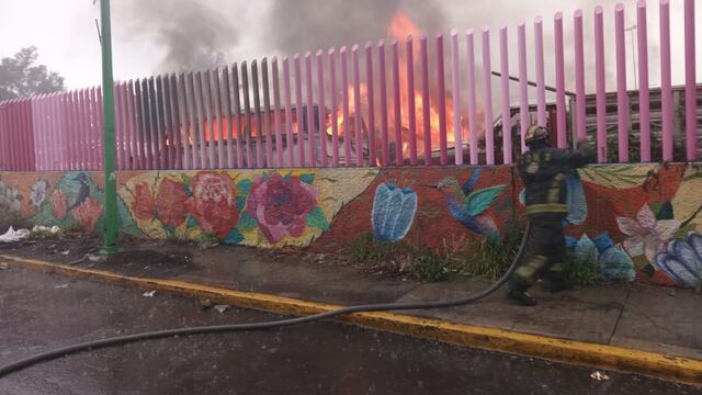 ¿Qué pasó en el corralón de Iztapalapa? Se incendian 5 vehículos que se encontraban retenidos en su interior