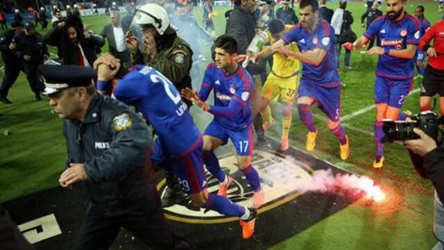 Alan Pulido abandona el terreno de juego tras violencia
