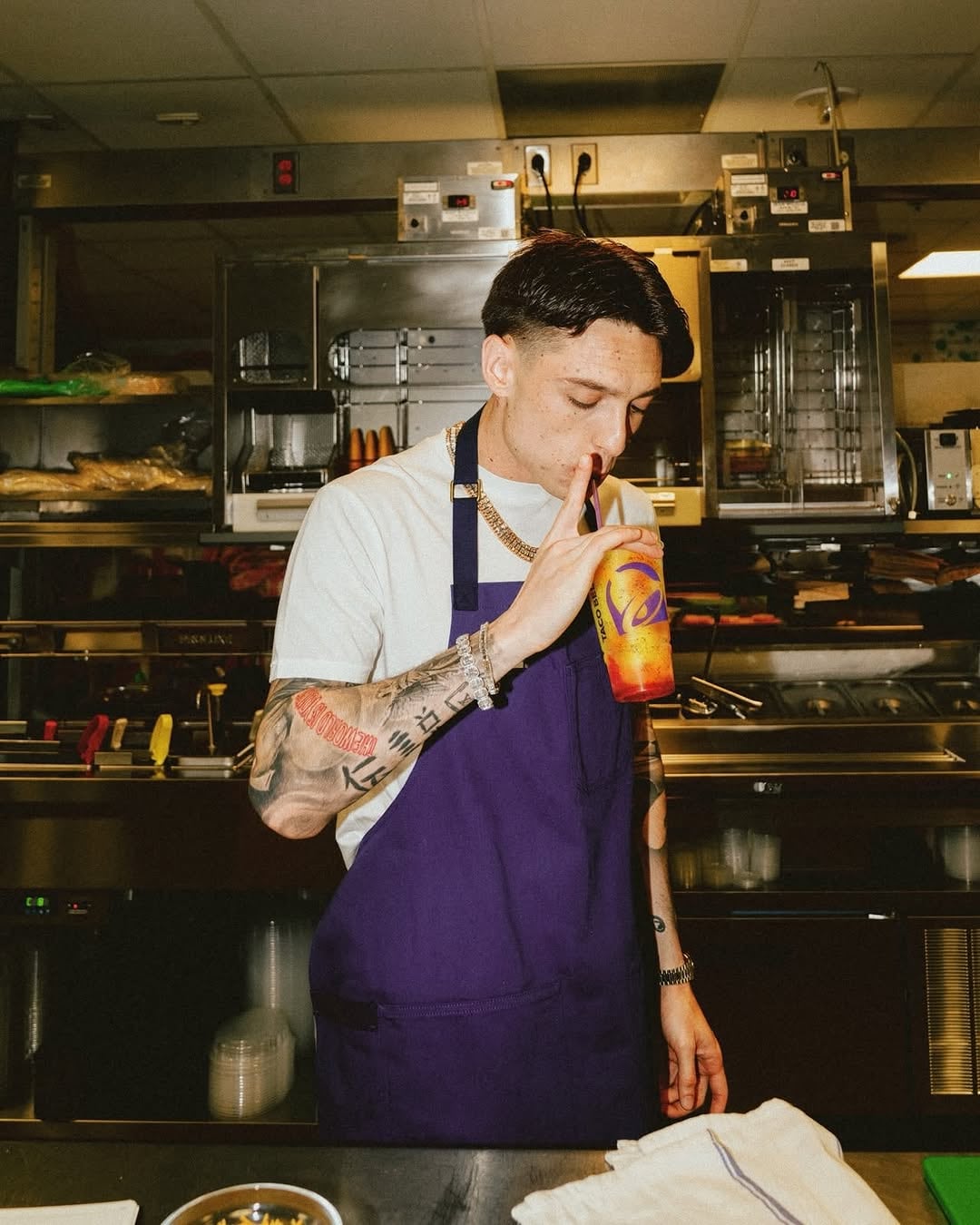 Colaboración de Peso Pluma con Taco Bell y Tajín llega a México