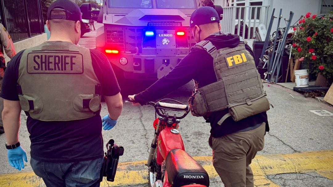 FBI presume aseguramiento de la motocicleta de Elpidio Reyna a quién aún buscan por protestas en Estados Unidos