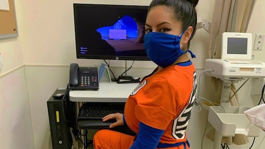 Enfermera cosplayer se viste como Goku para combatir el Covid-19
