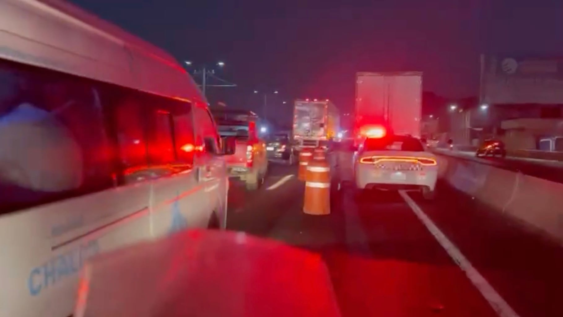 Accidente en autopista México-Puebla hoy 20 de mayo: Tráiler choca contra muro de contención y causa caos vial