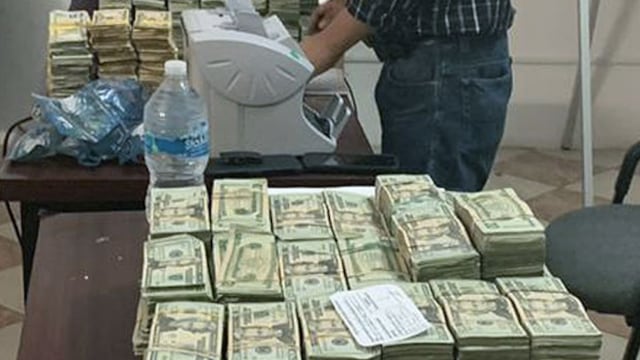 El dinero se contabilizó y dio un total de 1 millón y 64 mil 400 dólares, los cuales, como los detenidos, quedaron a disposición de la autoridad federal.