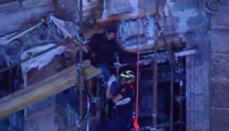 Escala la Catedral en busca de encuentro con AMLO