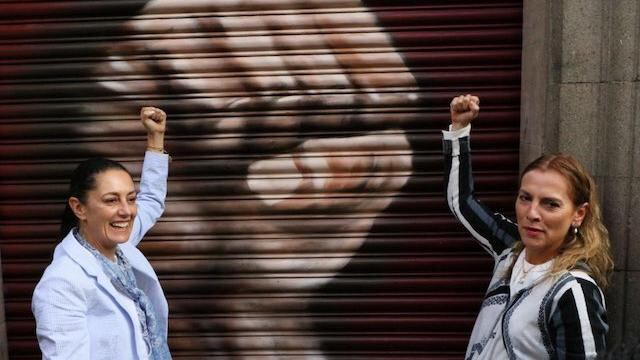 Claudia Sheinbaum y Beatriz Gutiérrez Müller recorren calles del Centro Histórico.