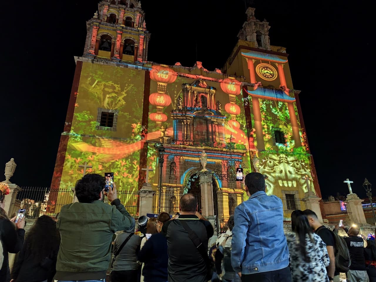 Guanajuato celebra el Día de Muertos con callejoneadas, recorridos y videomapping.
