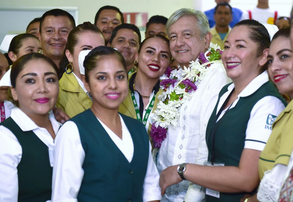 El presidente AMLO con personal del Hospital Rural de Plan de Arroyos.