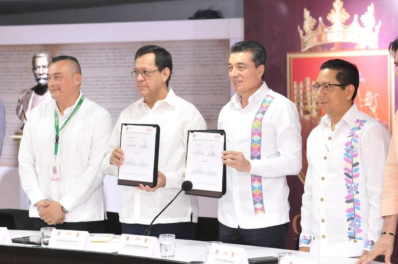 Junto al director de Asuntos Corporativos de Femsa, Roberto Campa Cifrián, Rutilio Escandón Cadenas atestiguó la Alianza de Prevención FGE-OXXO.