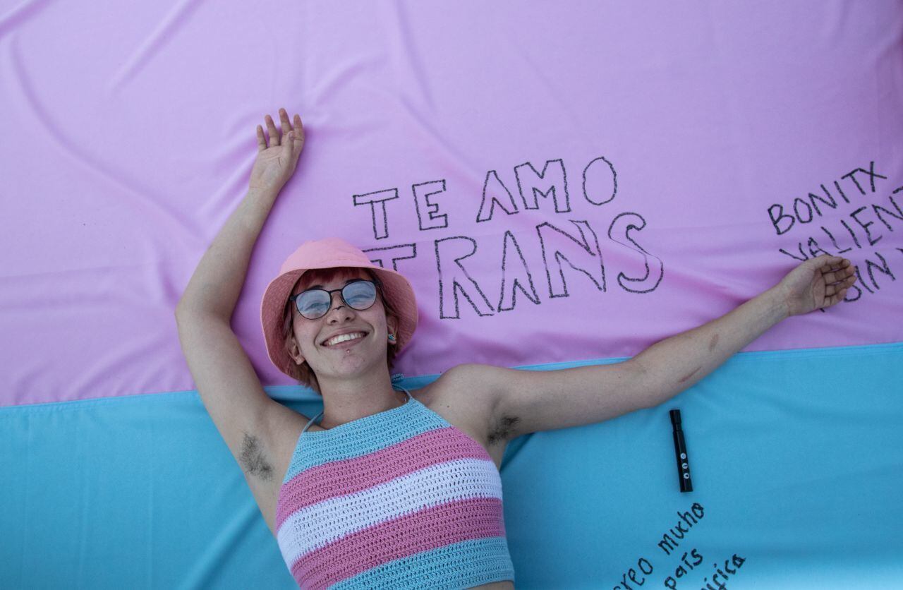 Colocan bandera trans en la explanada del Monumento a la Revolución