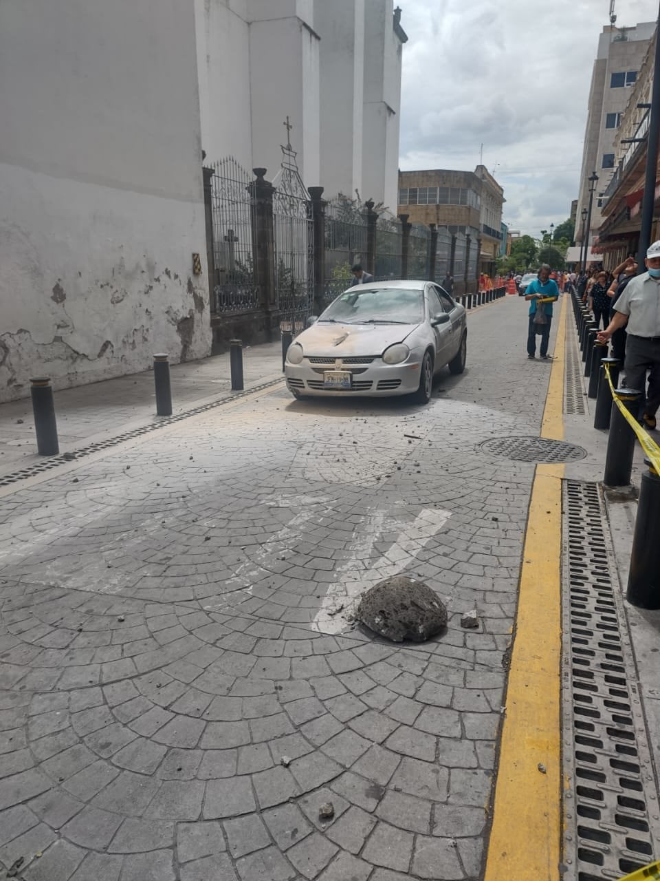 Cae piedra sobre auto en Jalisco tras el sismo de magnitud 7.7