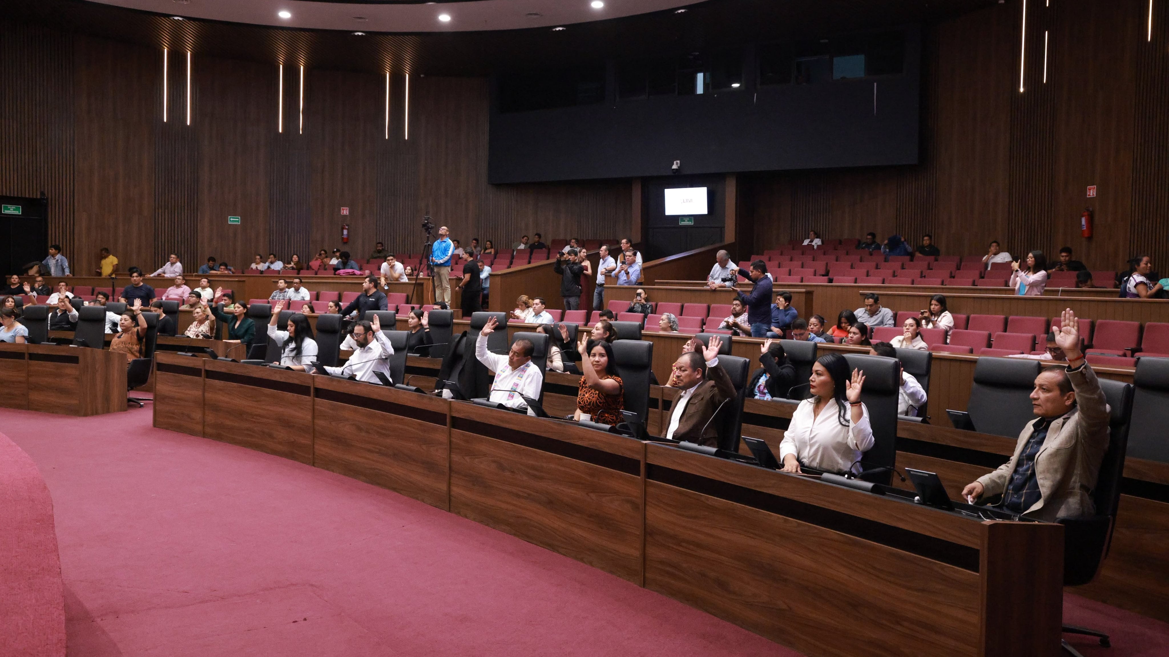 Congreso de Oaxaca aprueba desaparición de poderes en Juchitán
