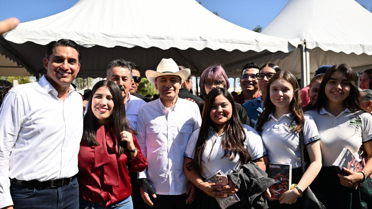 Alfonso Durazo Montaño impulsa educación con becas y librería en Cajeme