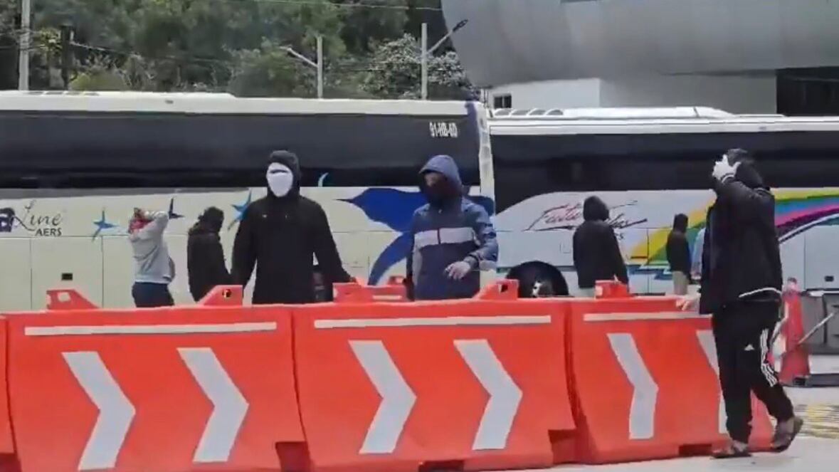 Caos en la México-Cuernavaca: normalistas bloquean caseta Tlalpan