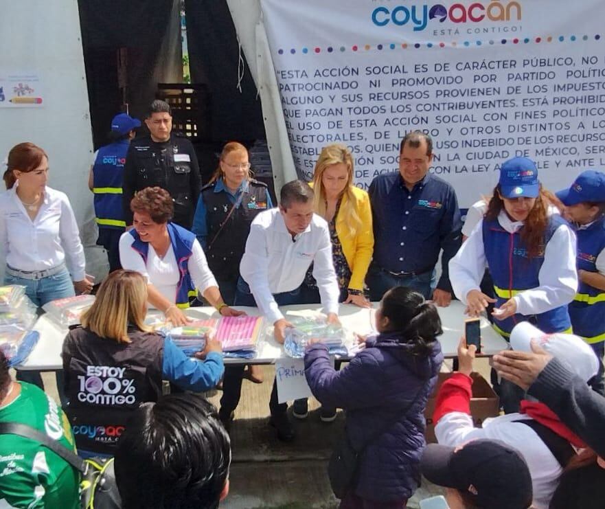 Giovani Gutiérrez entrega útiles escolares en Coyoacán