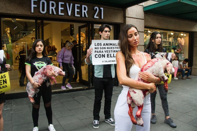 Protesta frente a Forever 21 de la CDMX