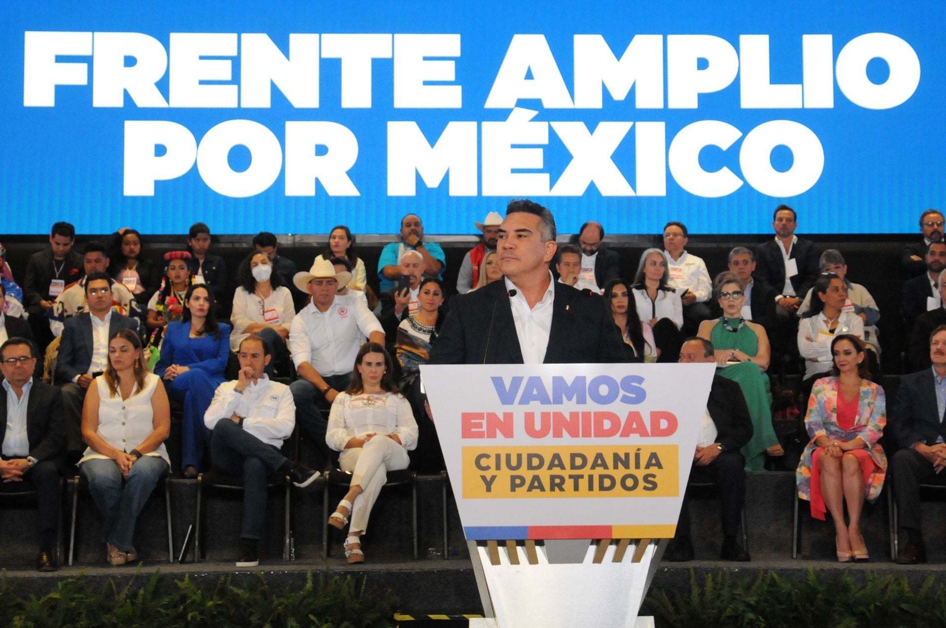 La alianza Va x México encabezada por los partidos PRI, PAN y PRD, anunciaron el formato en que se elegirá a la persona que competirá por la presidencia de la República en el 2024