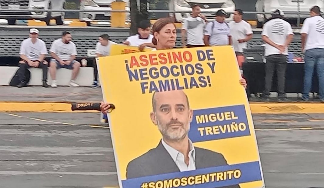Protesta a Miguel Treviño. Foto: Plácido Garza