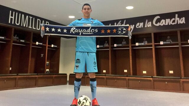 González posa con la bufanda de Rayados.