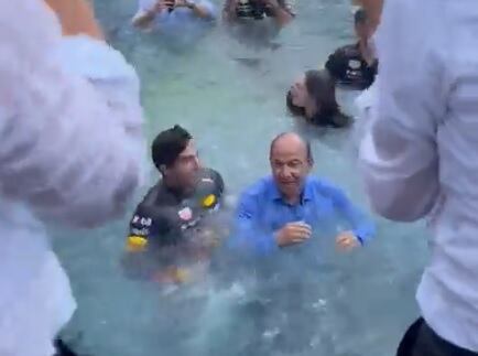 Felipe Calderón y Checo Pérez celebran en alberca