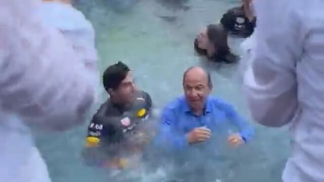 Felipe Calderón y Checo Pérez celebran en alberca