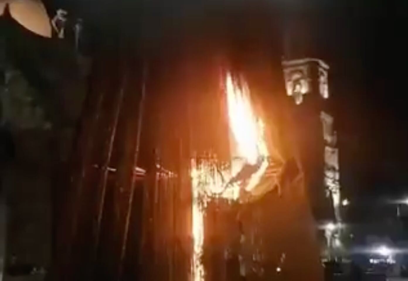 Árbol de Navidad se incendia en Tlanepantla