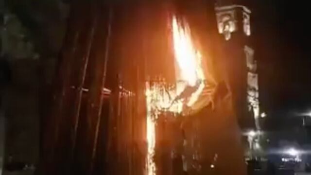 Árbol de Navidad se incendia en Tlanepantla