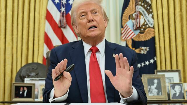 Donald Trump firma orden ejecutiva