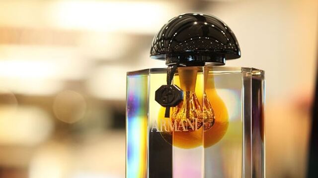 Botella de perfume con valor de más de 60 mil pesos es comprada en el Aeropuerto Internacional de Dubai.