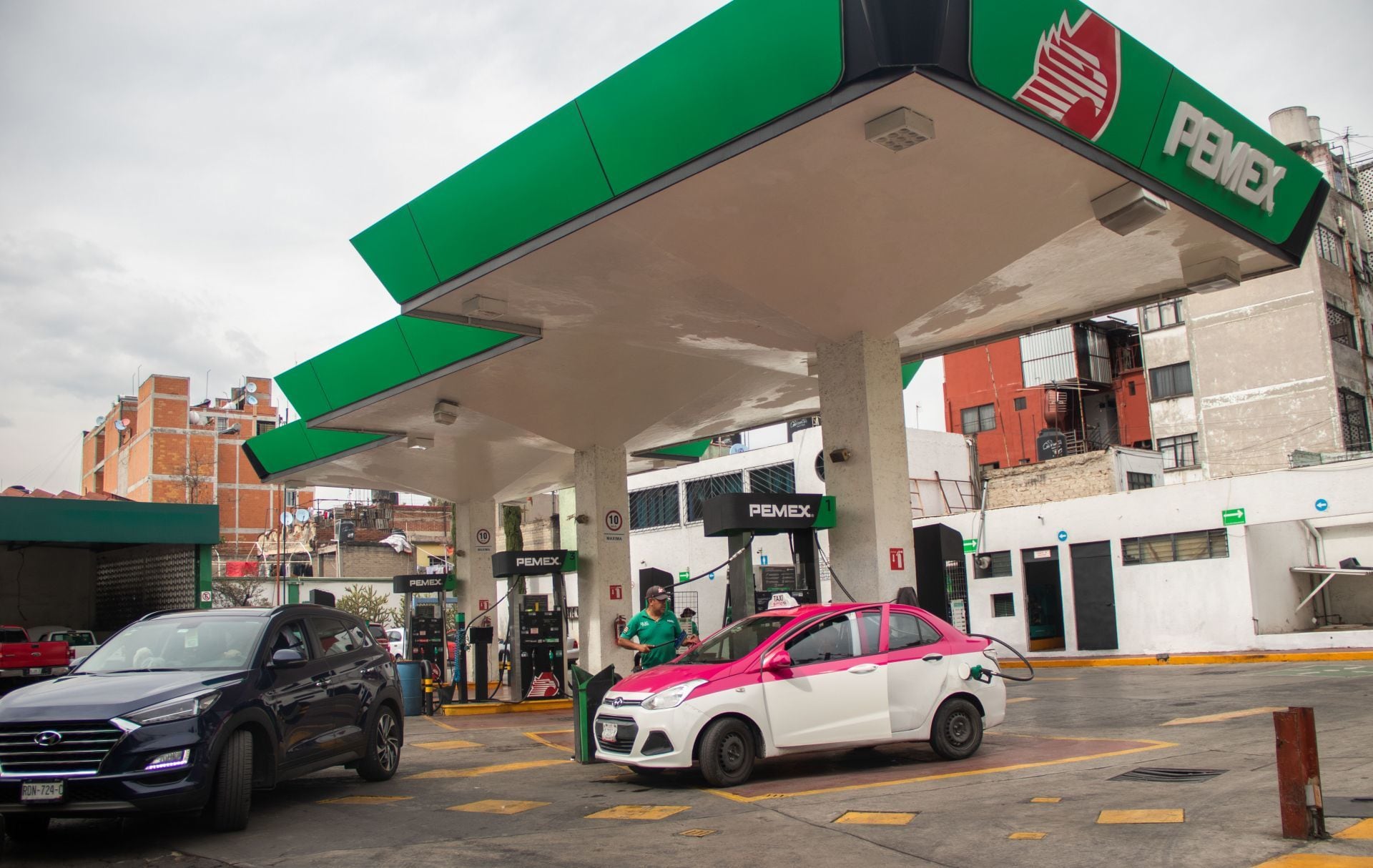 Gasolina a 21 y 24 pesos por litro en despachadoras de la Capital Mexicana.