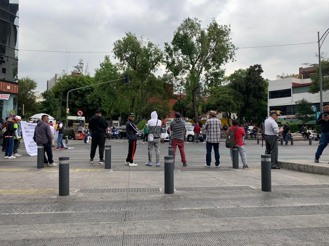 Manifestantes bloquean Álvaro Obregón en colonia Roma Norte