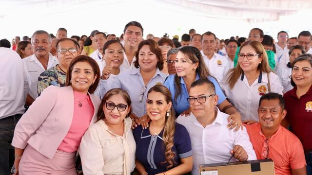 Evelyn Salgado entregó equipos de cómputo