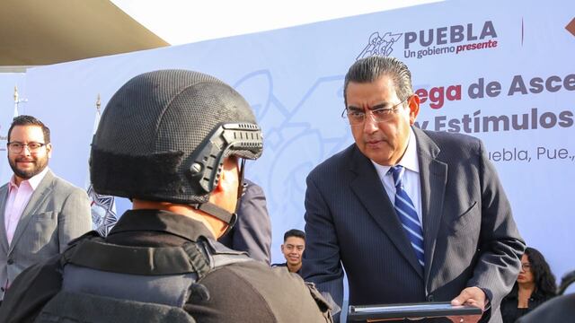 Sergio Salomón entrega estímulos a policías