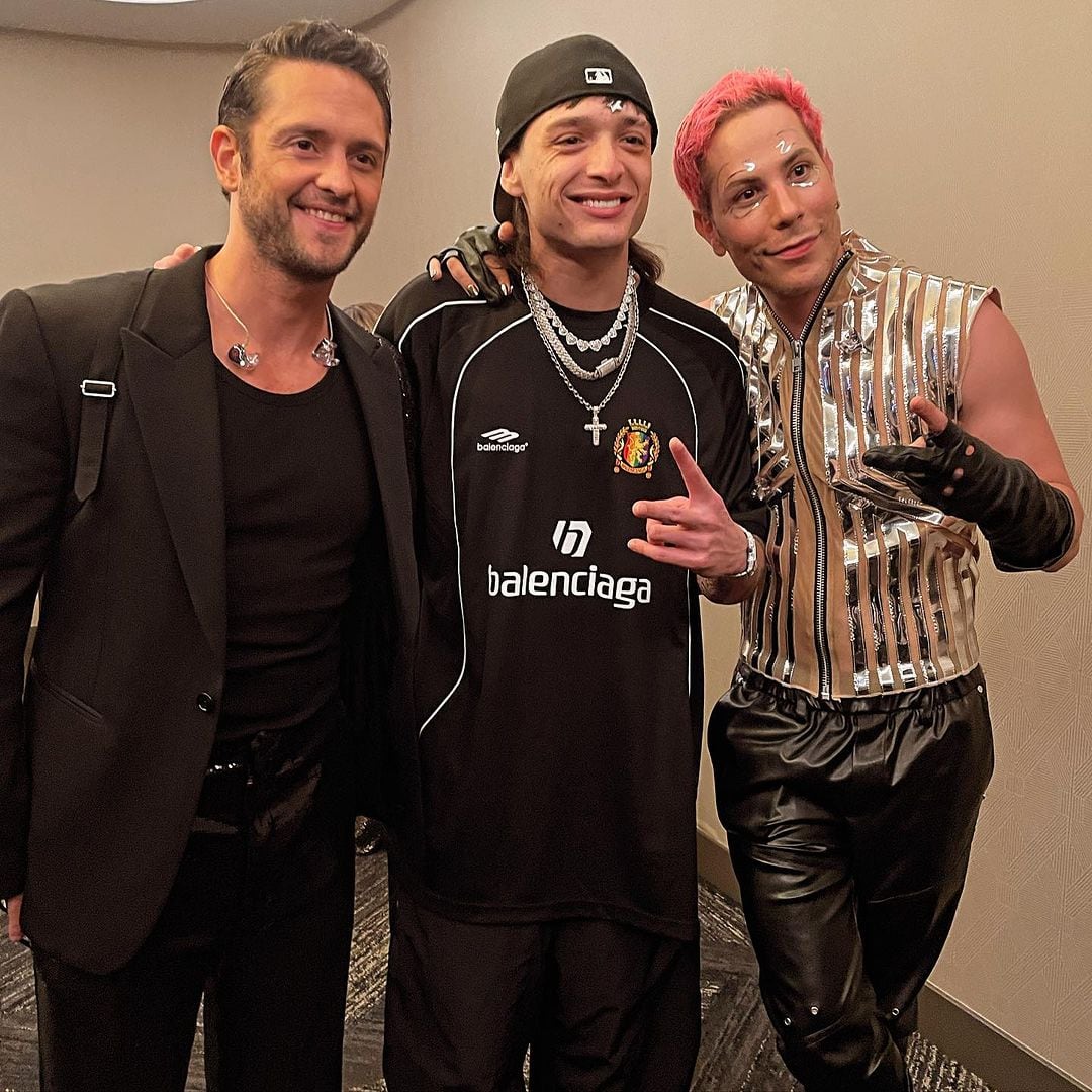 Peso Pluma junto a Christopher Uckermann y Christian Chávez