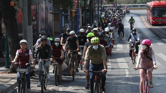 Ciclista se queja por ambulancia en ciclovía.