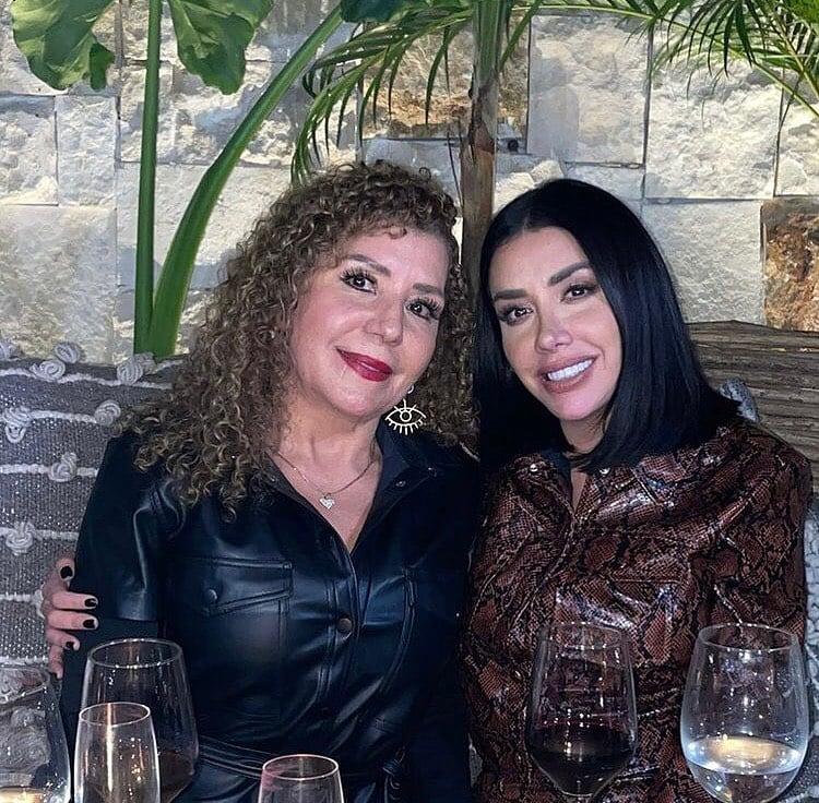 Isabel Heredia y Karime Pindter.