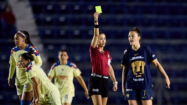 Katia Itzel, árbitra mexicana en un partido de la Liga MX Femenil.
