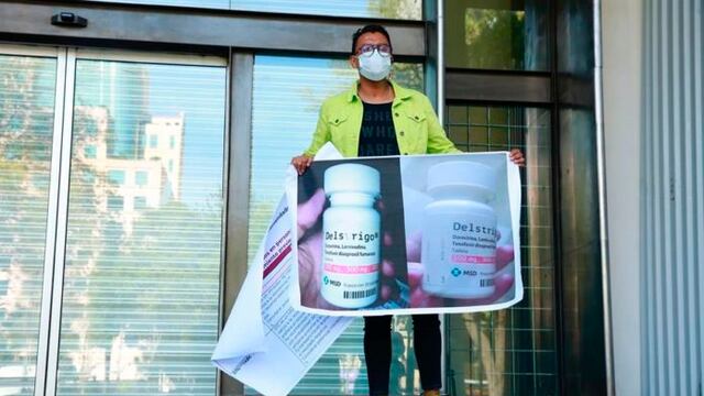 Activista se manifiesta por medicamentos para el VIH