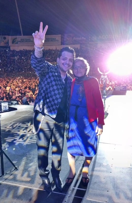 Christian Nodal le canta a fan de 92 años