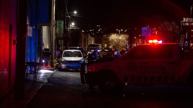Ataque armado y persecución policiaca deja como saldo tres personas muertas y dos detenidos en el centro del municipio de Guadalupe.