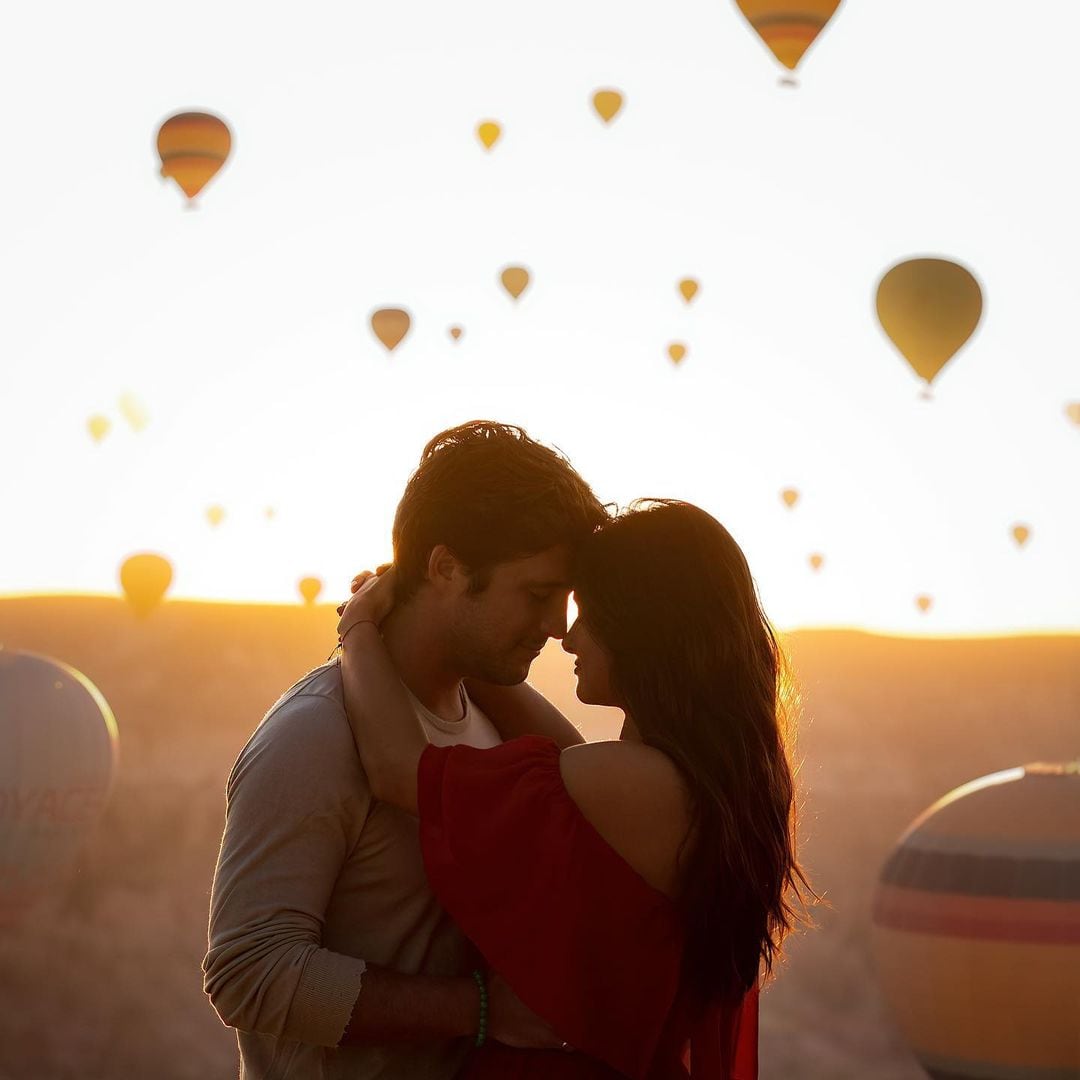 Diego Boneta y Renata Notni en Capadocia