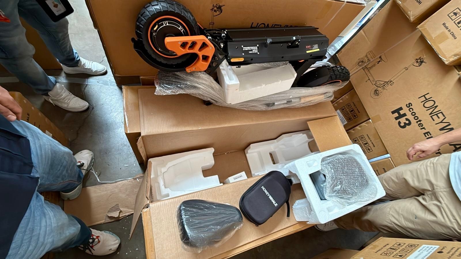 Duro golpe al contrabando de China: confiscan cientos de productos y bicicletas eléctricas en CDMX